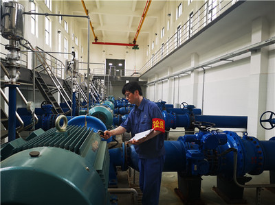 鄭州自來(lái)水公司侯寨水廠開(kāi)展“安全紅袖章”活動(dòng) 筑牢污水處理安全防線